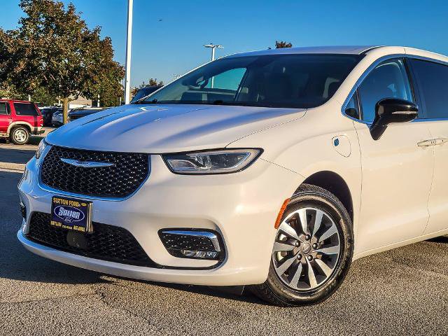 Used 2024 Chrysler Pacifica Limited FWD image 2