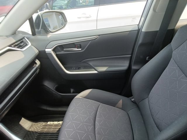 Used 2019 Toyota RAV4 XLE AWD/4WD image 8