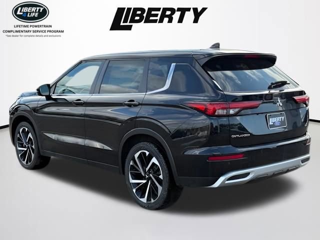 Used 2023 Mitsubishi Outlander SE image 3