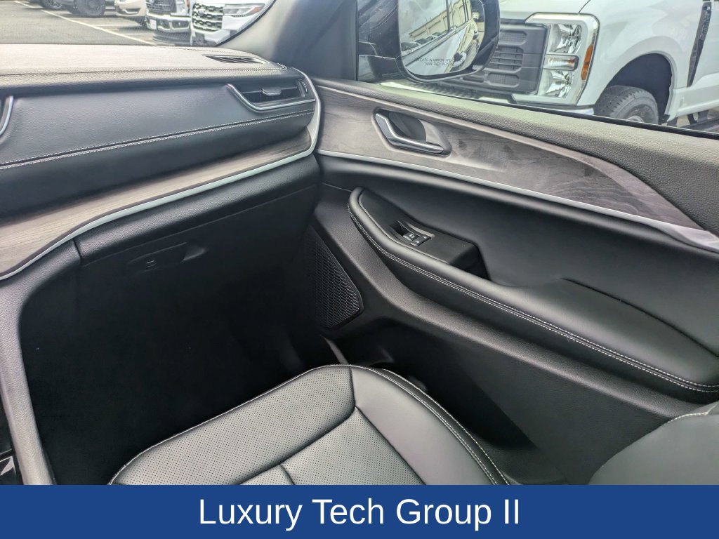 Used 2025 Jeep Grand Cherokee Limited w/ Luxury Tech Group II AWD/4WD image 23