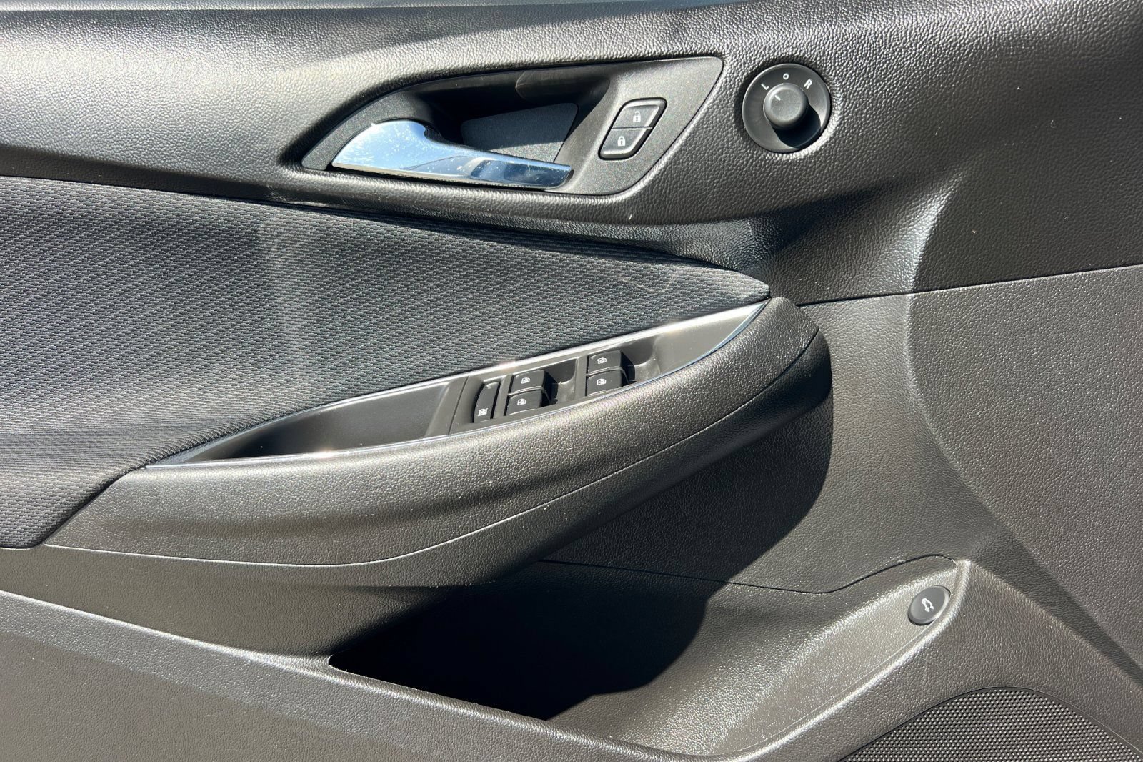 Used 2017 Chevrolet Cruze LS FWD image 12