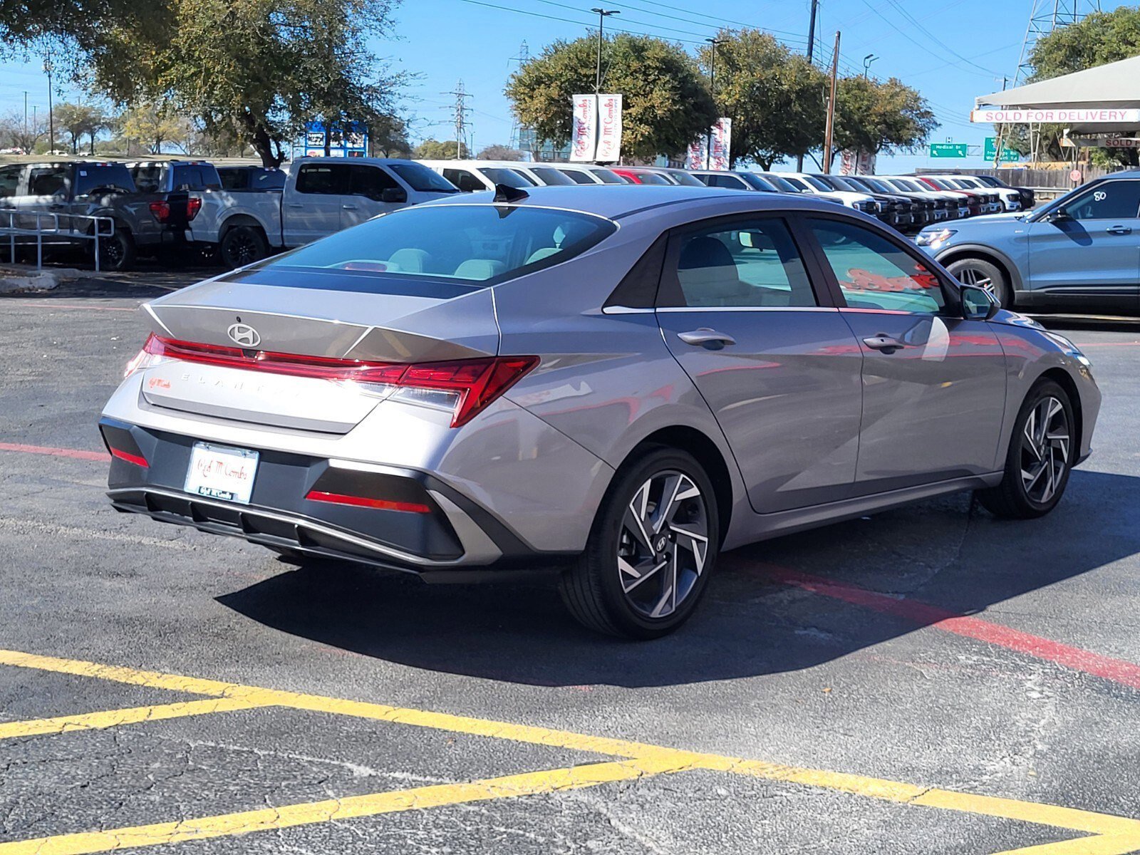 Used 2025 Hyundai Elantra SEL image 3