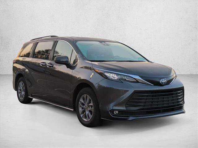 Used 2025 Toyota Sienna XLE AWD/4WD image 3