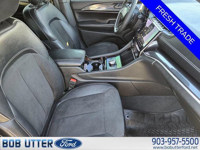 Used 2023 Jeep Grand Cherokee Altitude AWD/4WD image 13