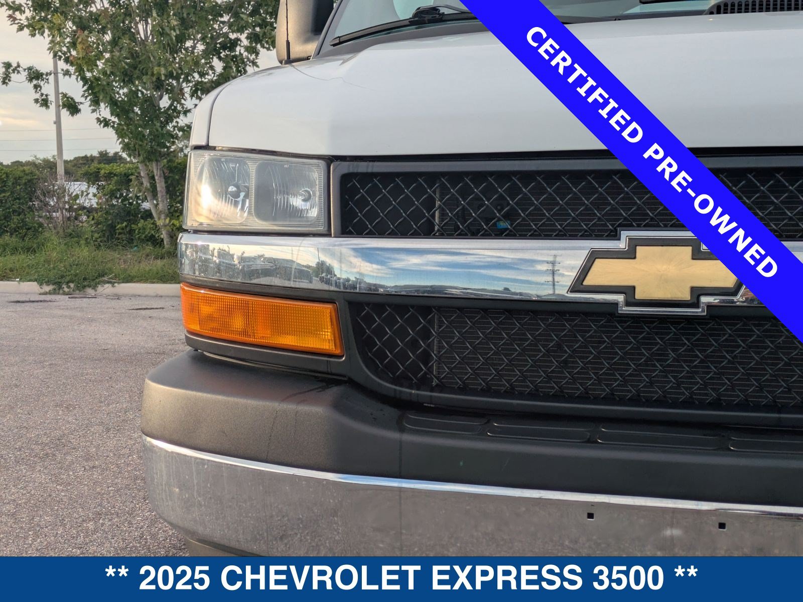 Used 2025 Chevrolet Express 3500 LT w/ LT Preferred Equipment Group RWD image 10