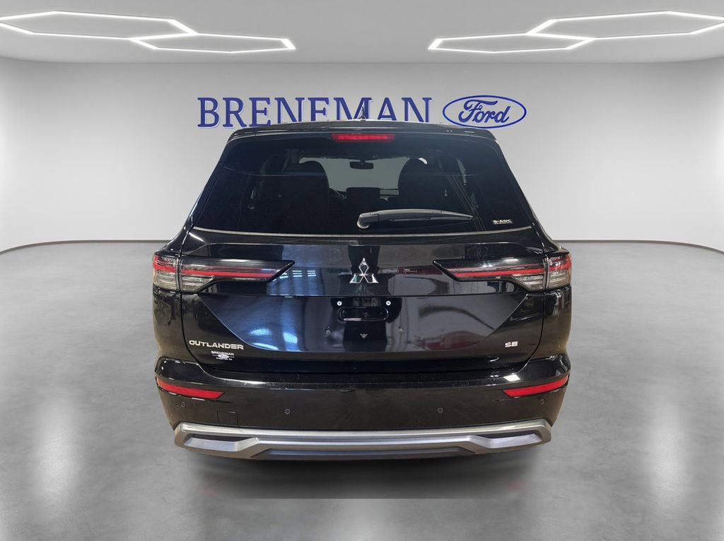 Used 2025 Mitsubishi Outlander SE image 4