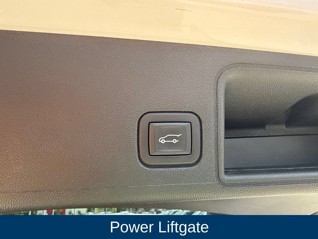 Used 2024 GMC Terrain SLE w/ Driver Convenience Package FWD image 9
