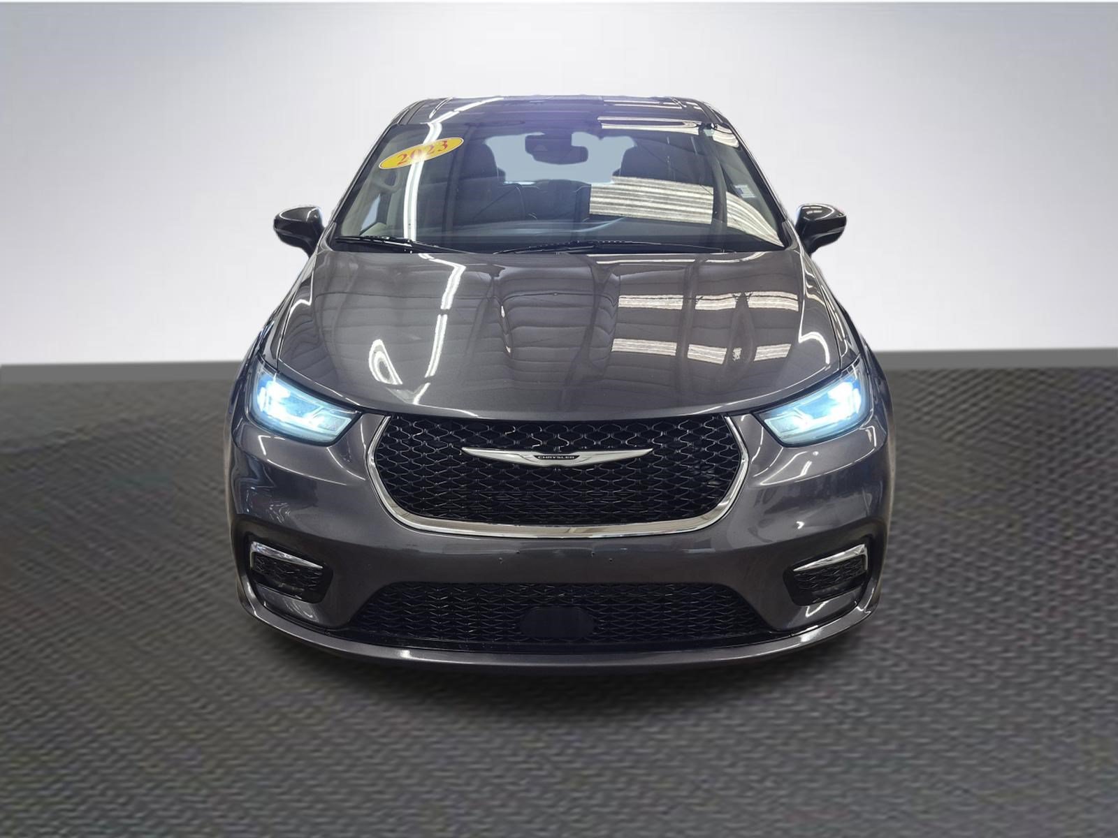 Used 2023 Chrysler Pacifica Touring-L FWD image 3