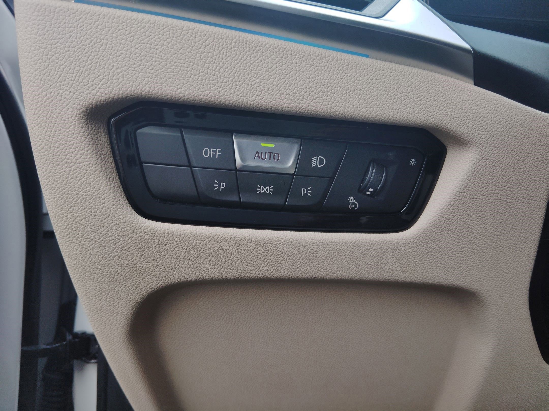 Used 2023 BMW 330i Sedan w/ Premium Package image 14