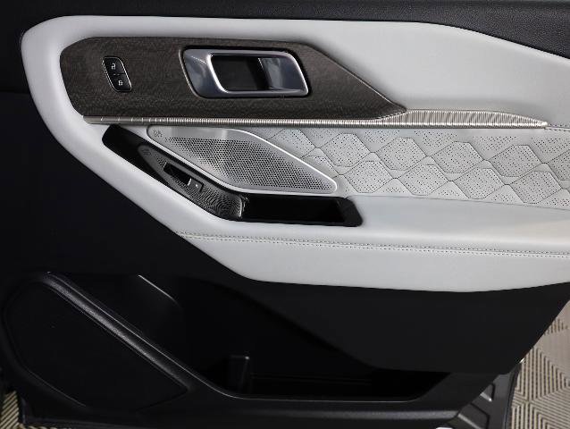 Certified 2025 Ford Explorer Platinum w/ Ultimate Package image 30