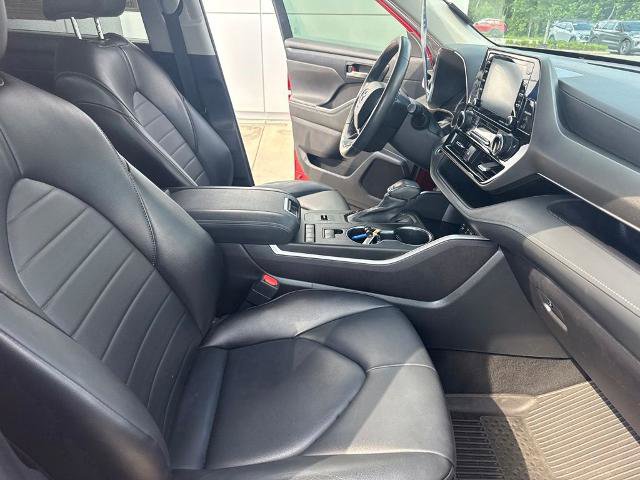 Used 2022 Toyota Highlander XLE FWD image 33
