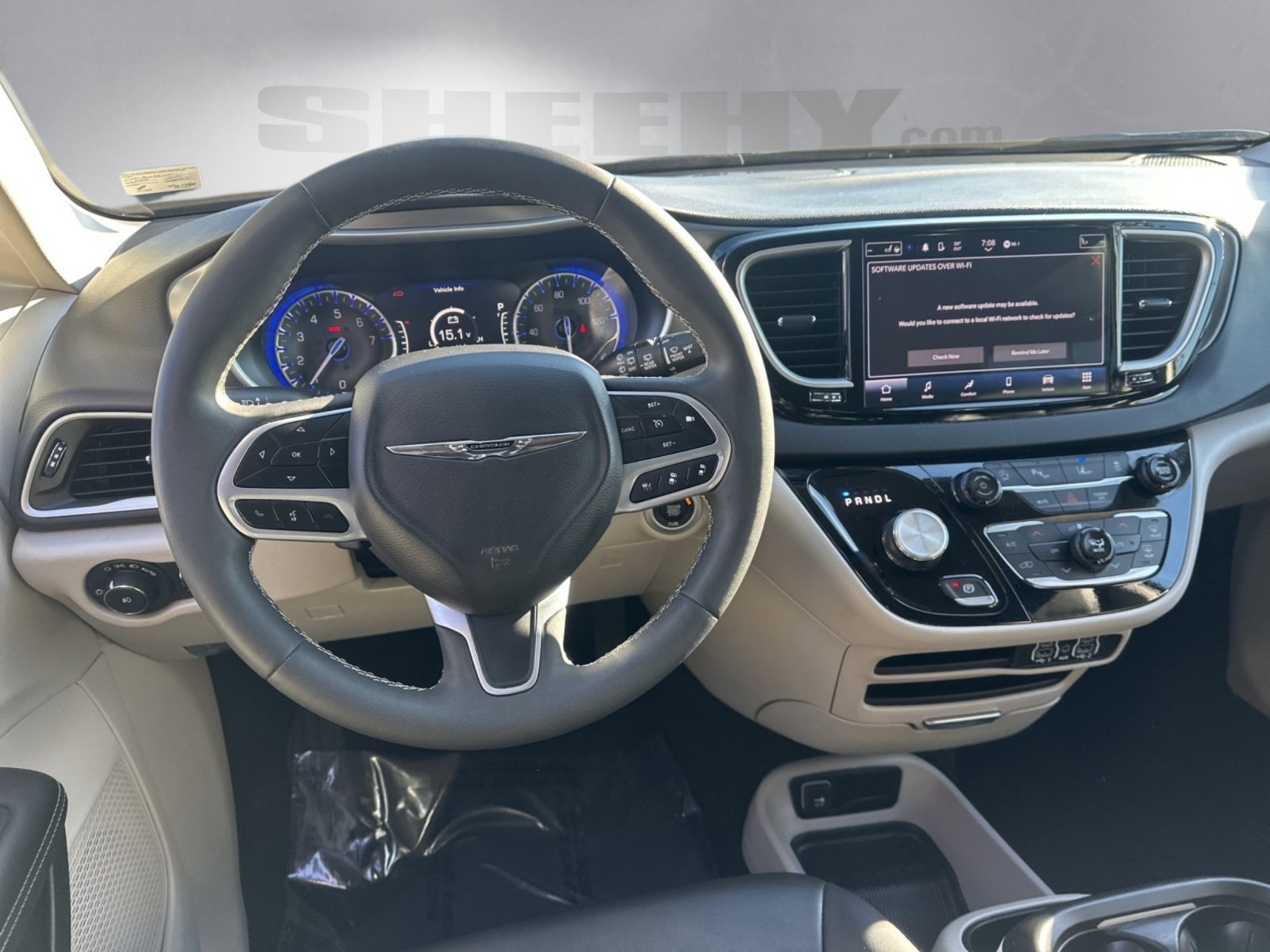 Used 2024 Chrysler Pacifica Touring-L image 3