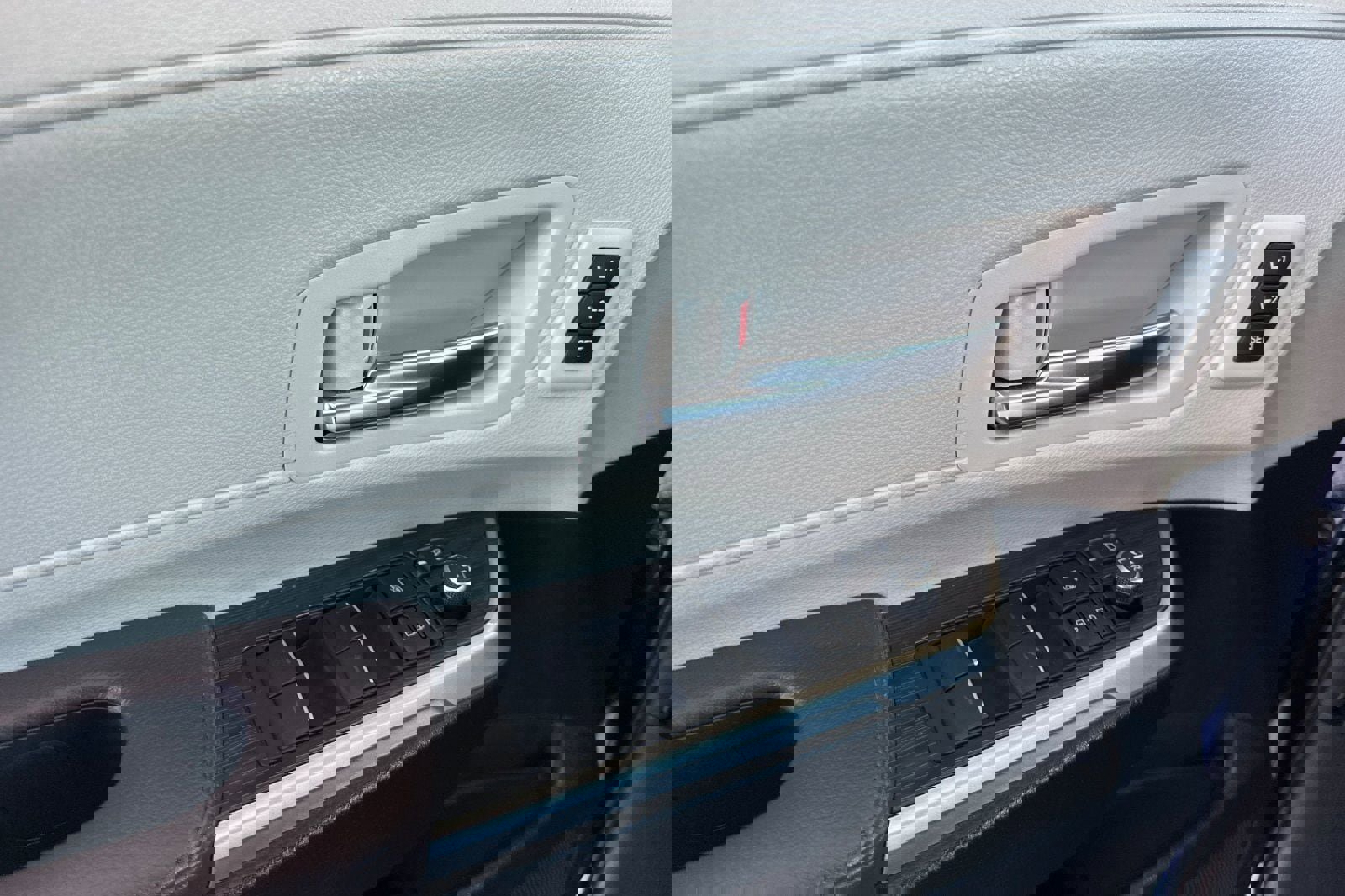 Used 2024 Toyota Sienna Platinum AWD/4WD image 12