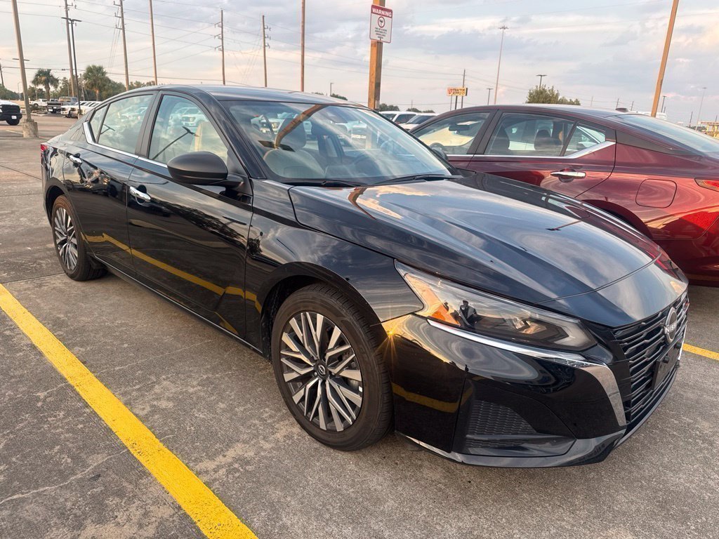 Used 2025 Nissan Altima 2.5 SV FWD image 3