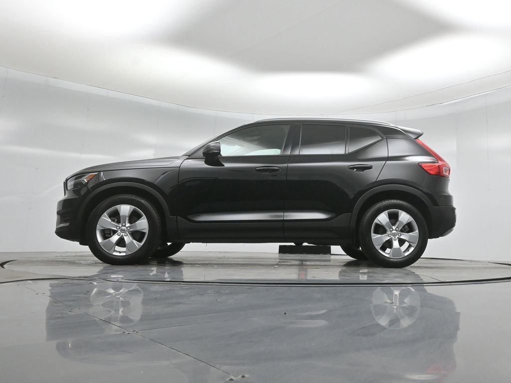 Used 2022 Volvo XC40 T5 Momentum image 7