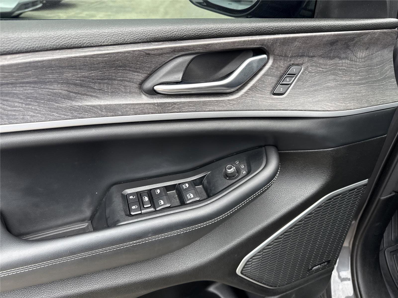 Used 2022 Jeep Grand Cherokee Limited w/ MOPAR Finishing Package image 25