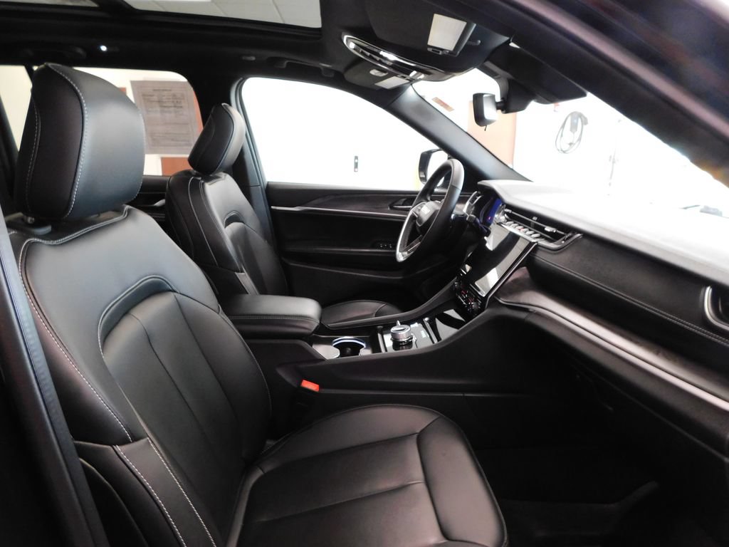 Used 2024 Jeep Grand Cherokee Limited w/ Black Appearance Package AWD/4WD image 43