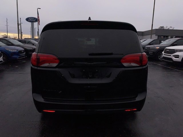 Used 2018 Chrysler Pacifica Touring-L Plus image 4