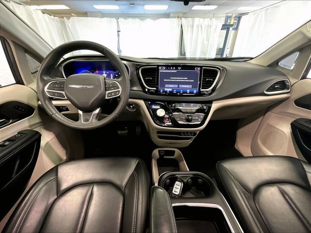 Used 2023 Chrysler Pacifica Touring-L FWD image 14