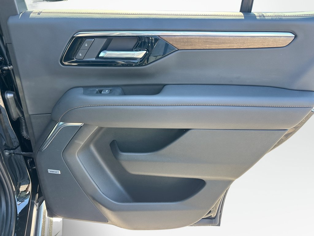 Used 2025 Chevrolet Tahoe High Country AWD/4WD image 18