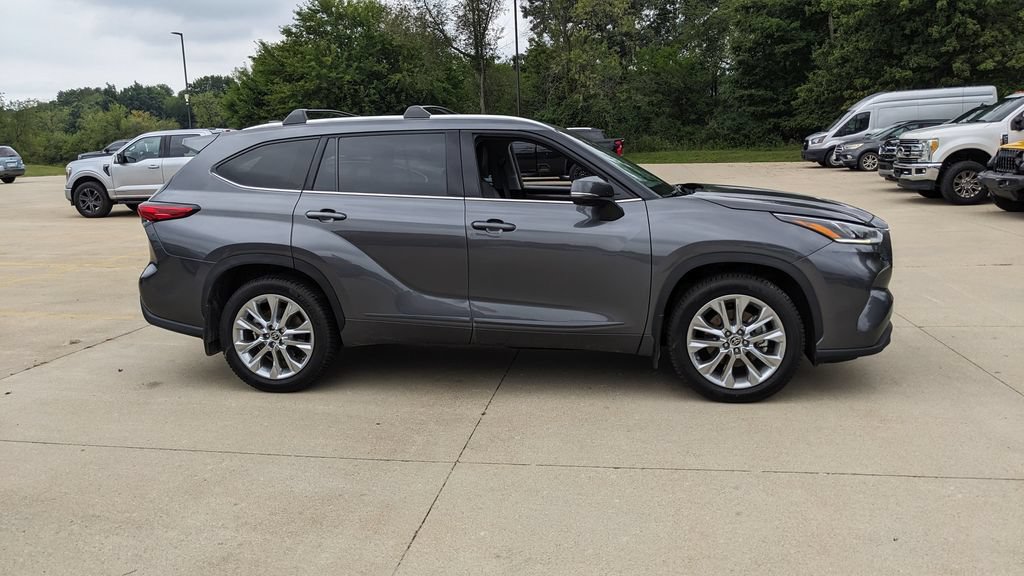 Used 2023 Toyota Highlander Limited AWD/4WD image 2