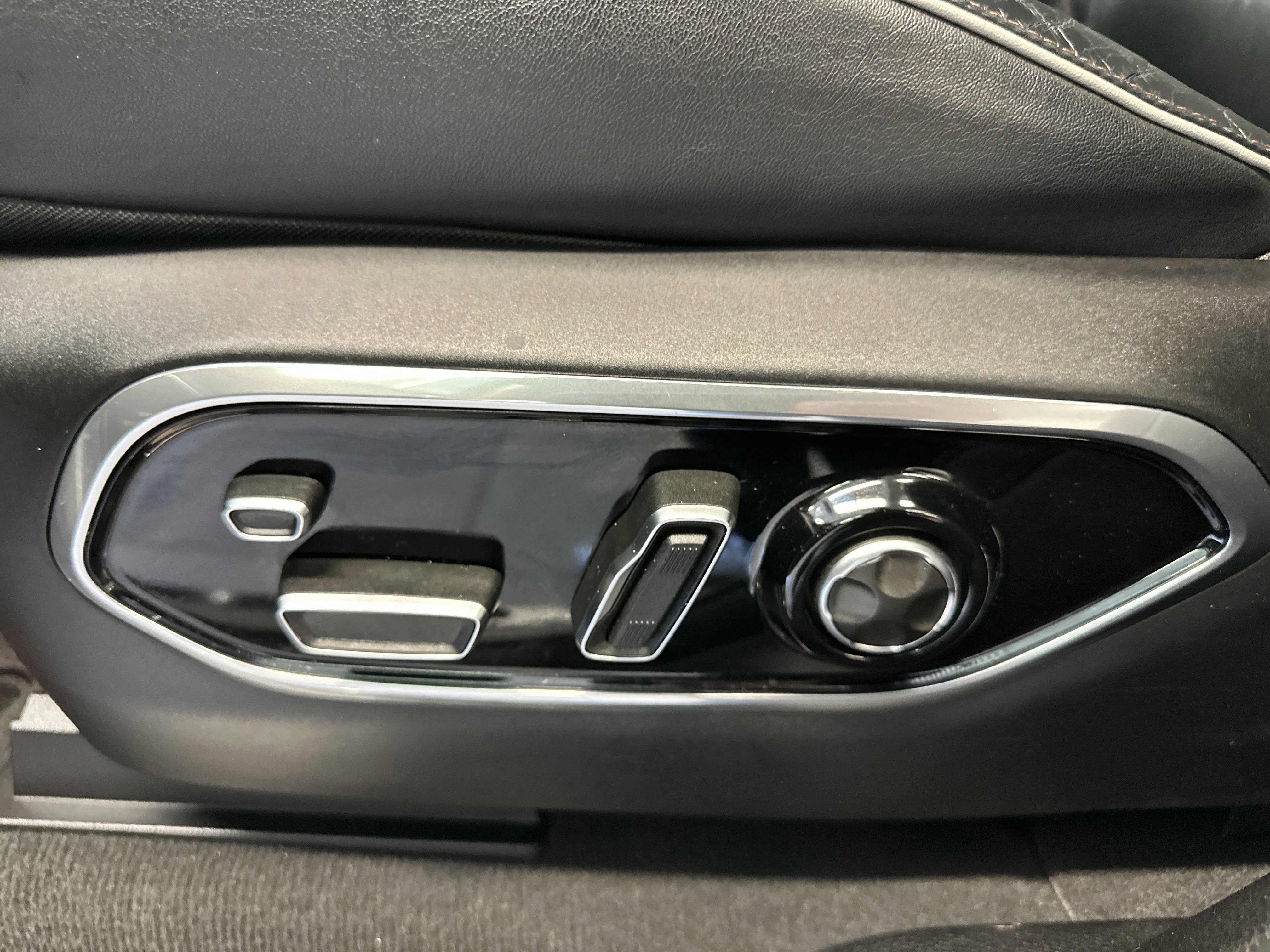 Used 2022 Jeep Grand Cherokee L Summit w/ Advanced Protech Group IV image 25