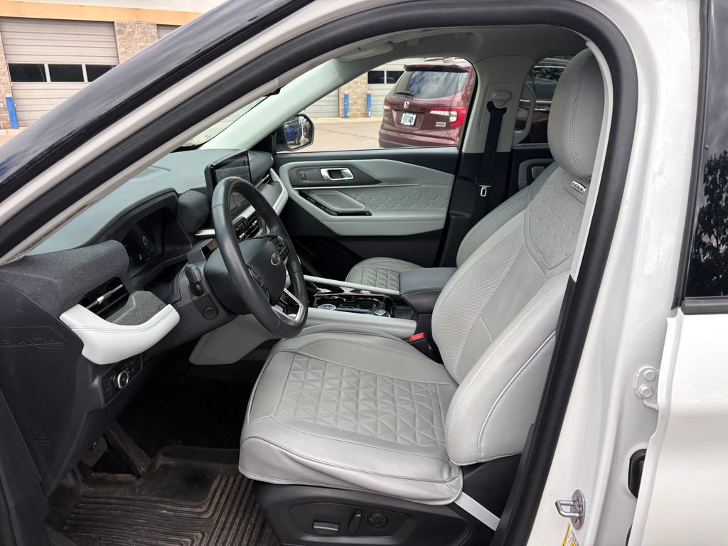 Certified 2025 Ford Explorer Platinum w/ Ultimate Package AWD/4WD image 18