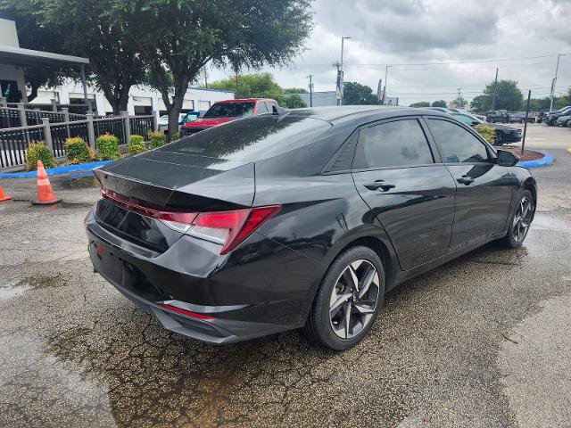 Used 2023 Hyundai Elantra SEL w/ Convenience Package FWD image 3