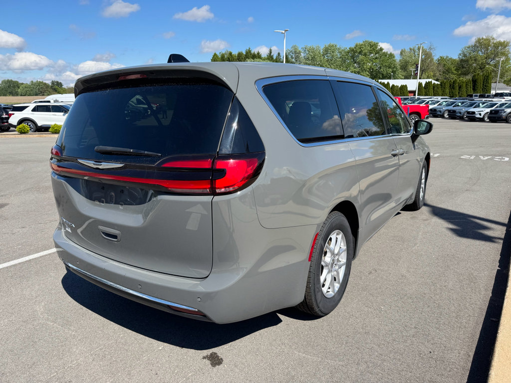 Used 2023 Chrysler Pacifica Touring-L FWD image 8