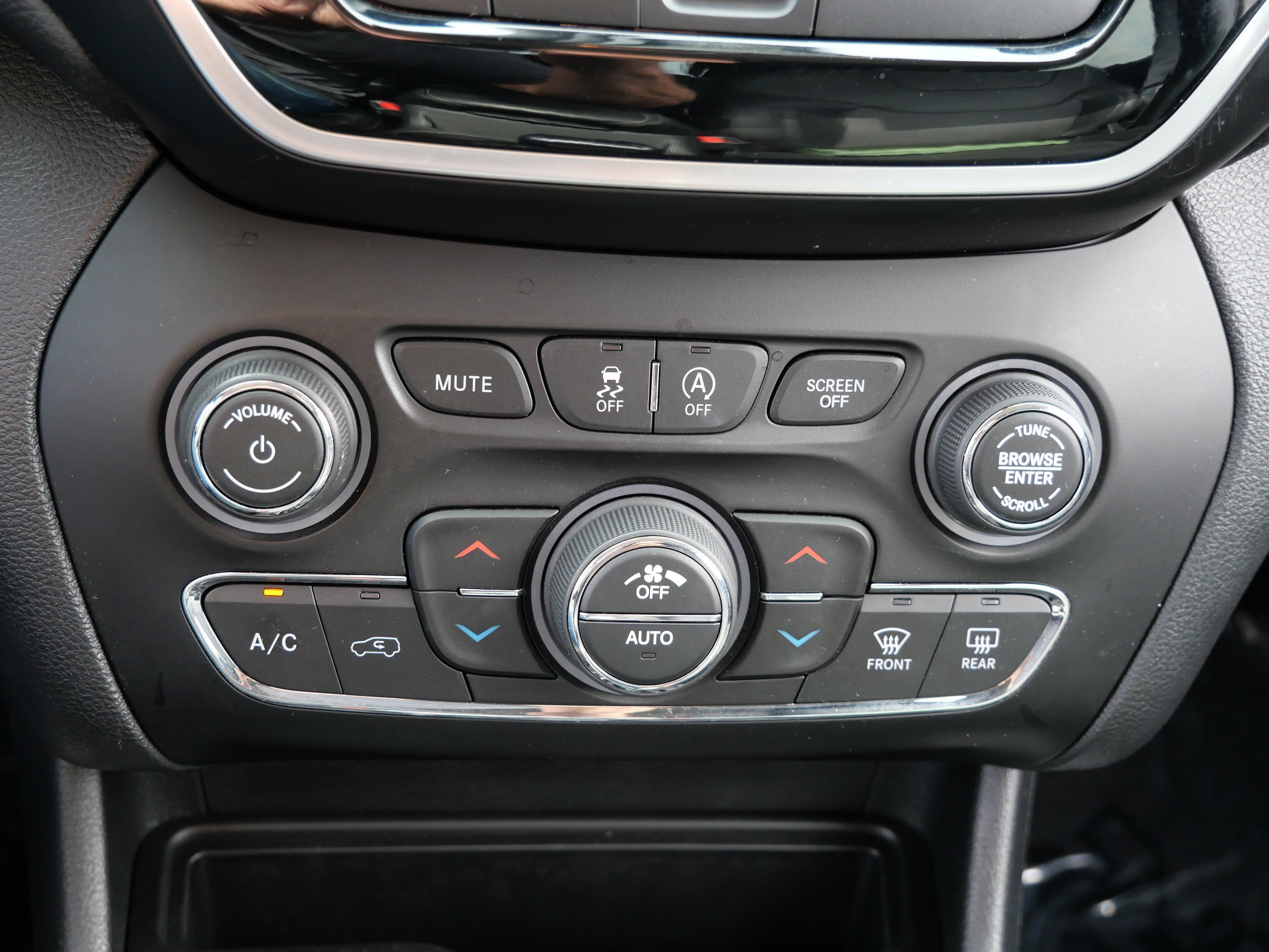 Used 2020 Jeep Cherokee Limited AWD/4WD image 23