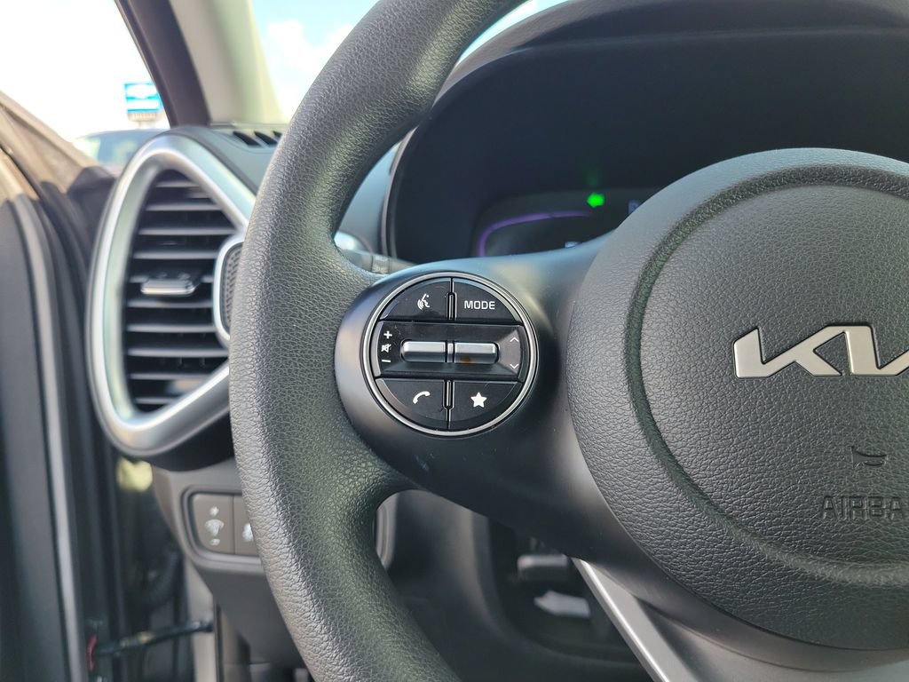 Used 2025 Kia Soul LX w/ LX Technology Package FWD image 24