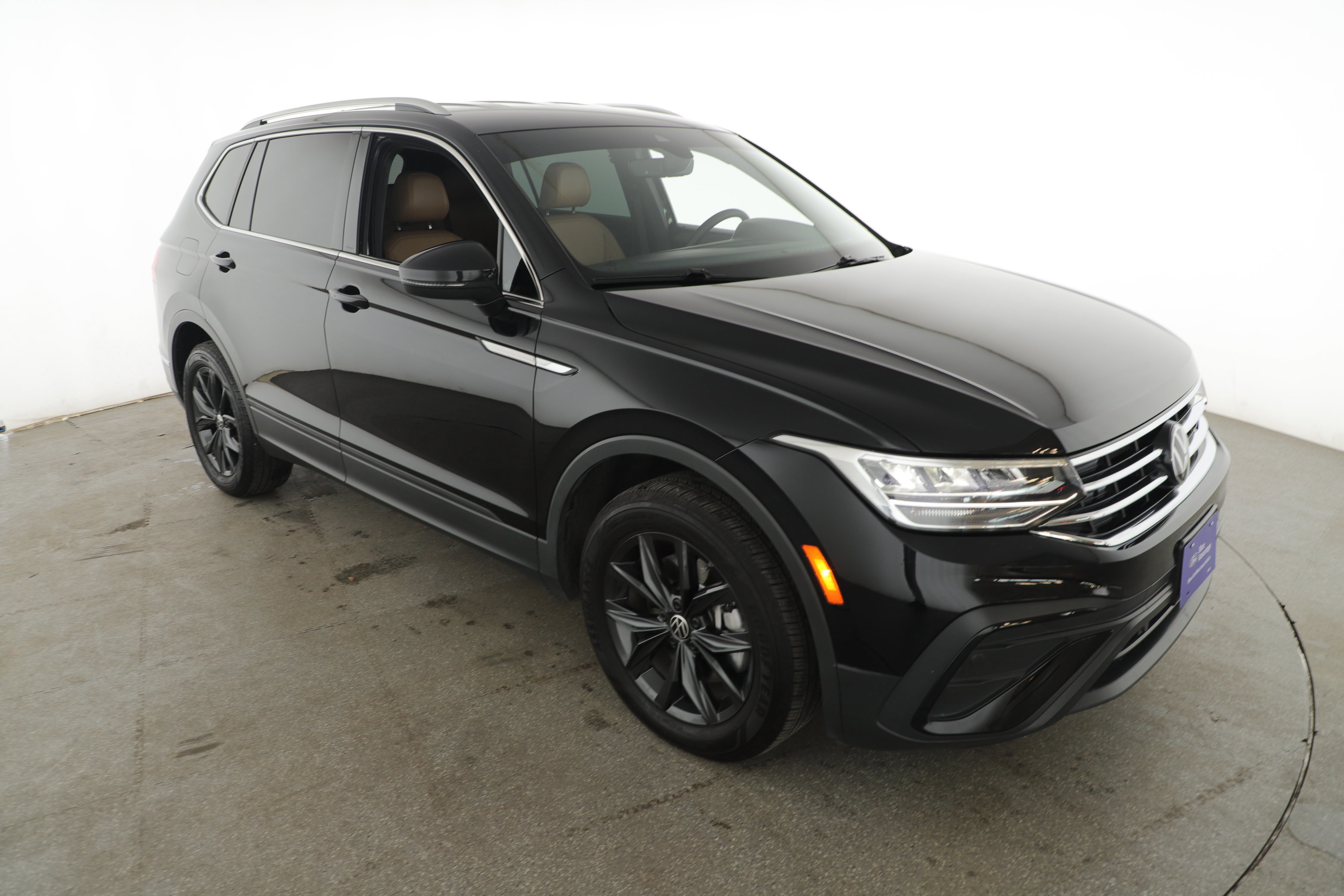 Used 2024 Volkswagen Tiguan SE image 3