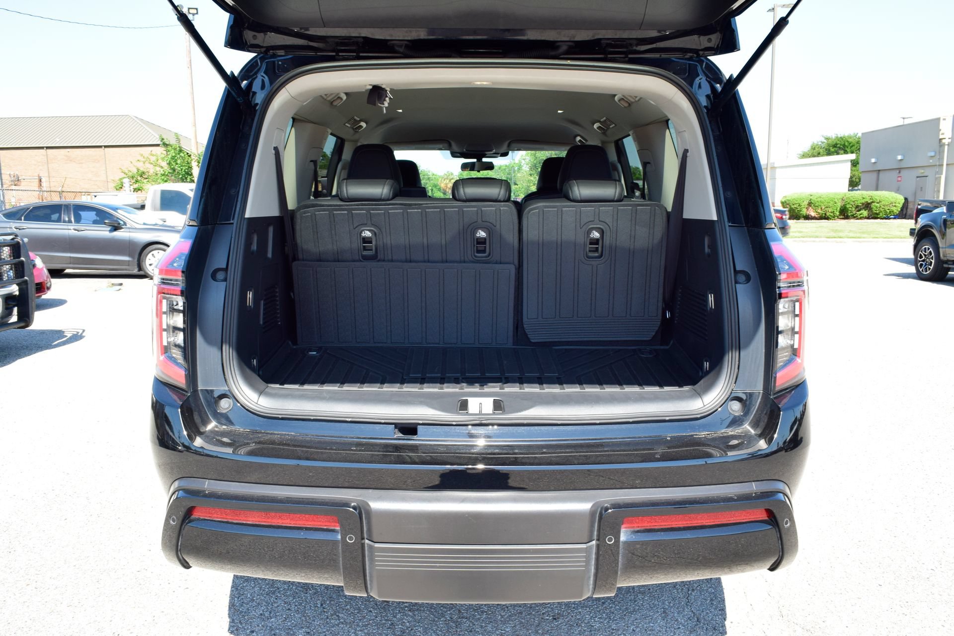Used 2025 Nissan Armada SV RWD image 22