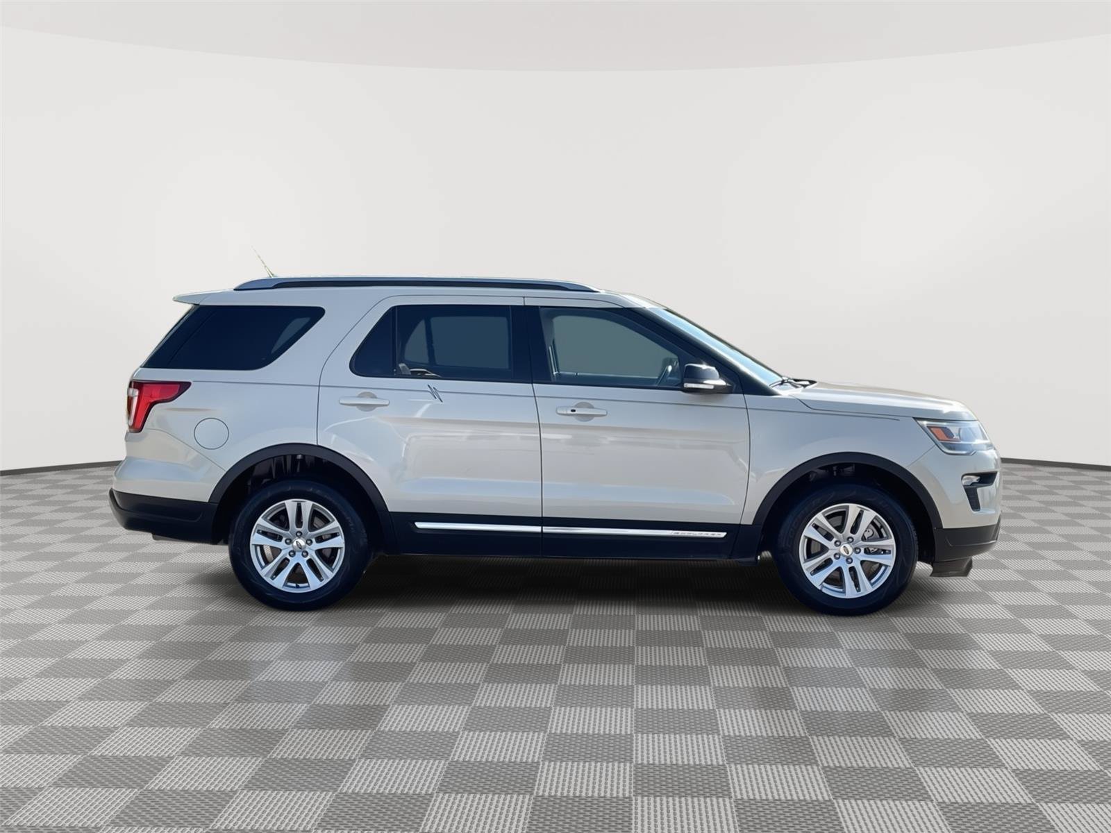 Certified 2018 Ford Explorer XLT w/ Equipment Group 202A AWD/4WD image 6