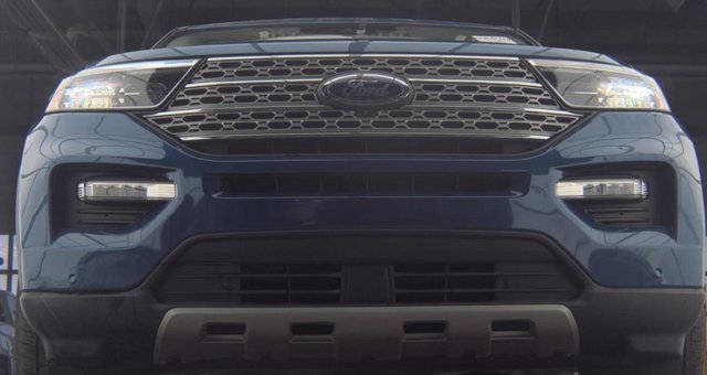 Certified 2023 Ford Explorer Limited w/ Equipment Group 301A image 2