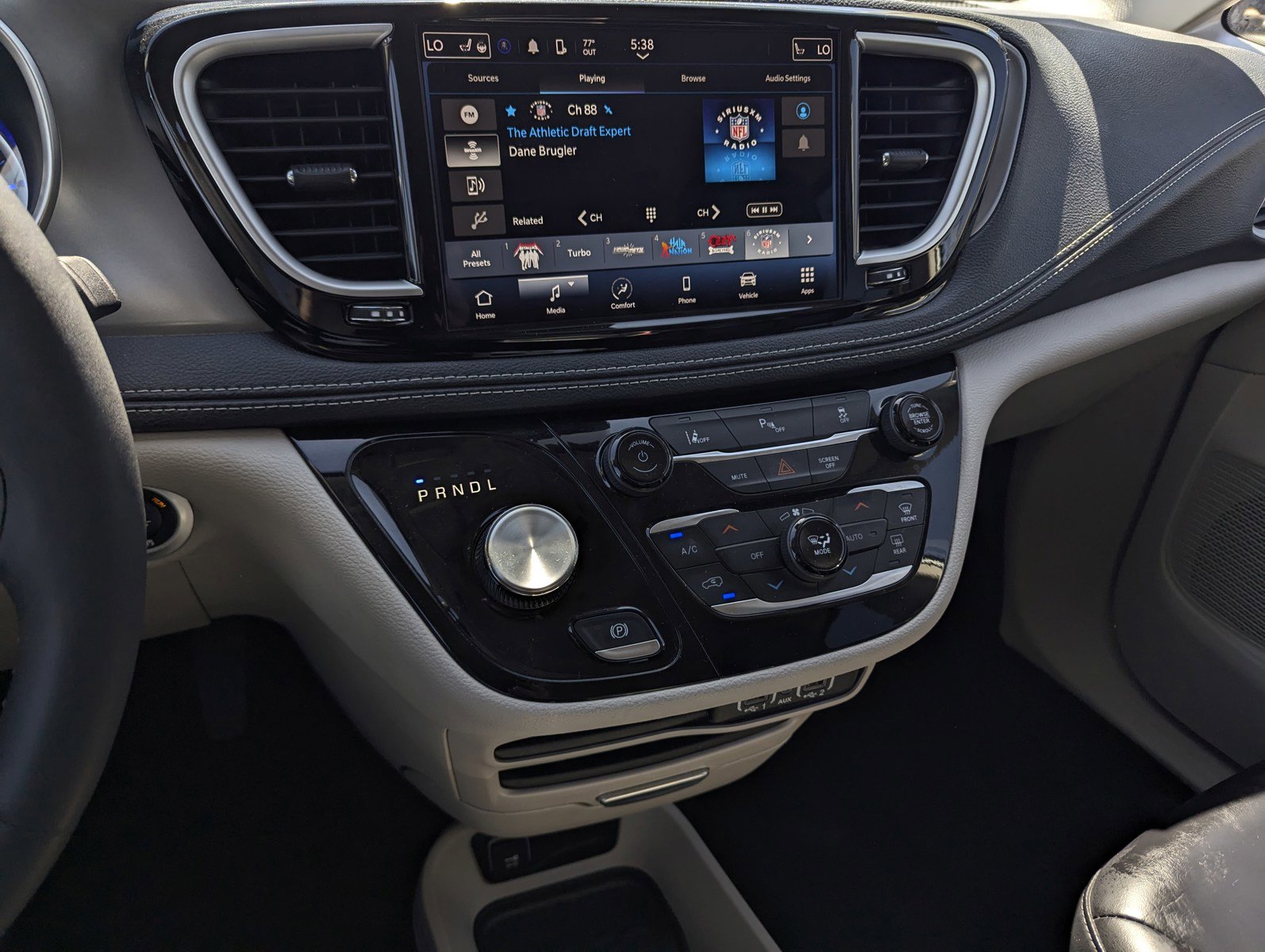 Used 2023 Chrysler Pacifica Touring-L FWD image 10
