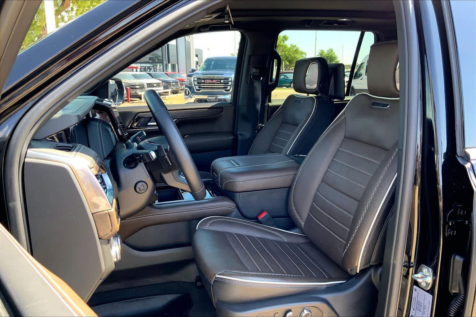Used 2025 GMC Yukon Denali Ultimate AWD/4WD image 8