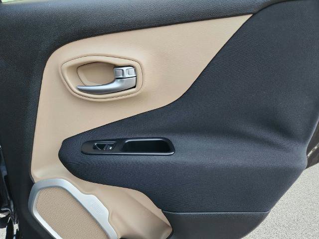 Used 2017 Jeep Renegade Latitude FWD image 30