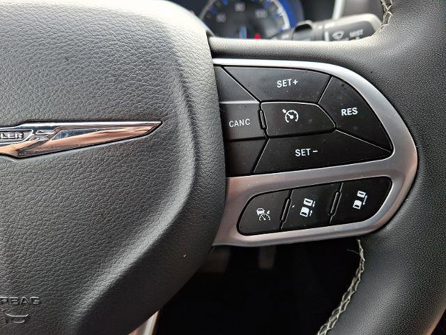 Used 2025 Chrysler Pacifica Select image 22