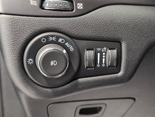 Used 2021 Jeep Cherokee Trailhawk AWD/4WD image 11