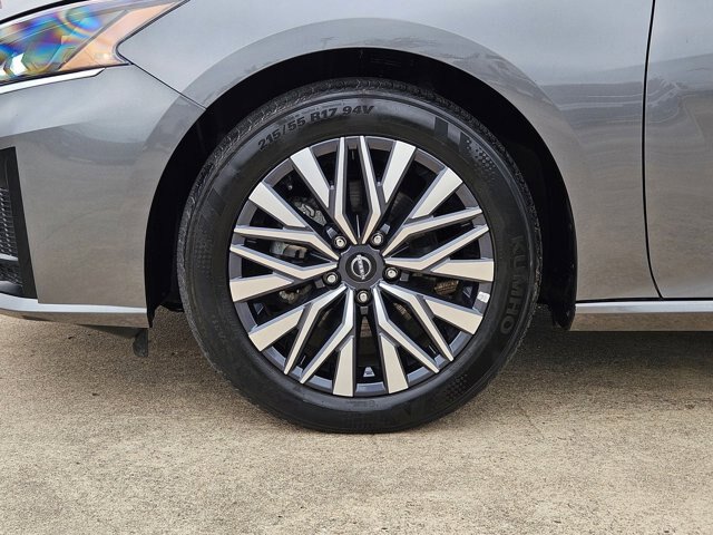 Used 2025 Nissan Altima 2.5 SV FWD image 10