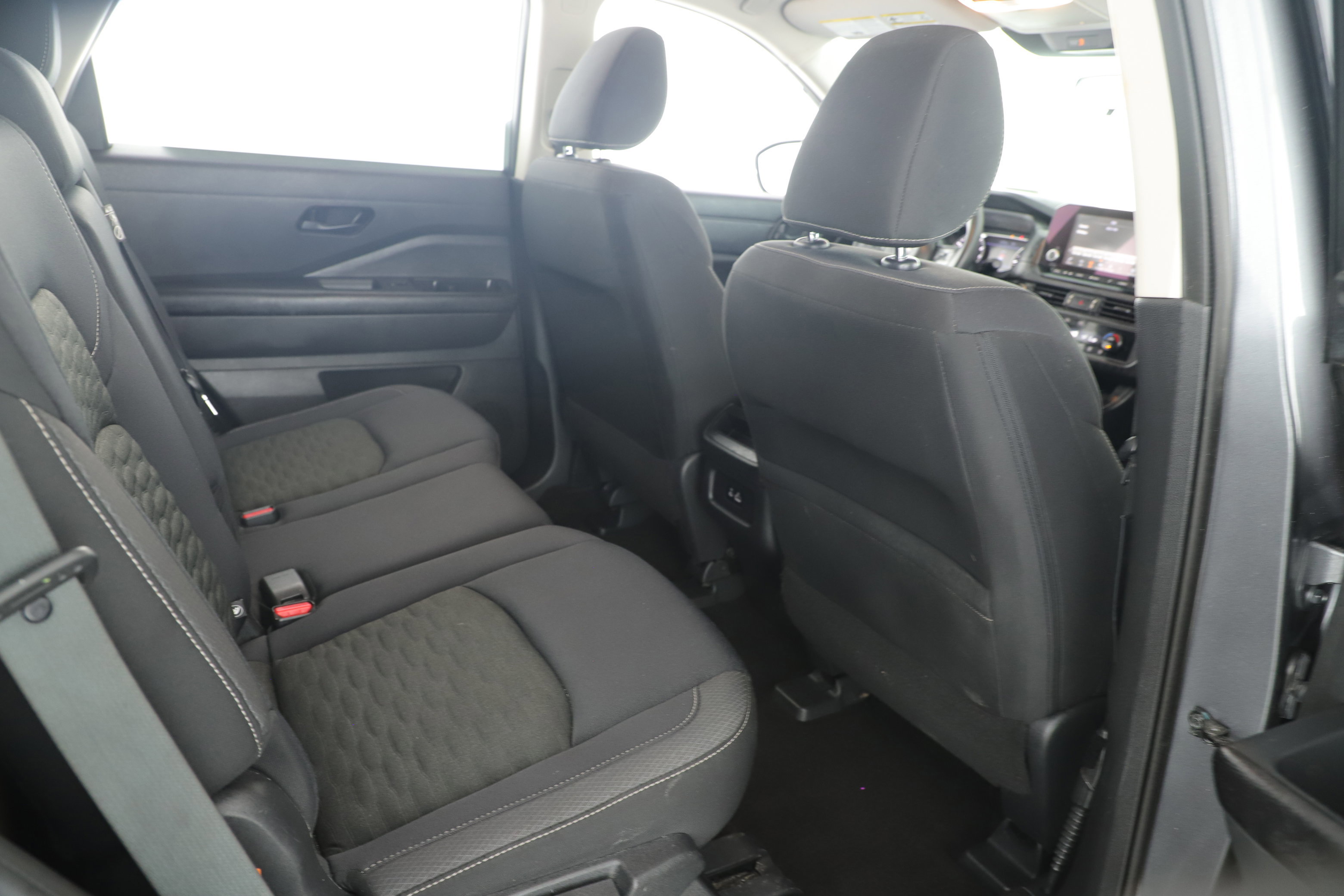 Used 2023 Nissan Pathfinder S image 24