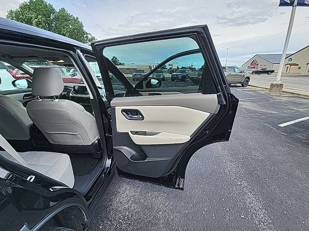 Used 2025 Nissan Rogue SV AWD/4WD image 12