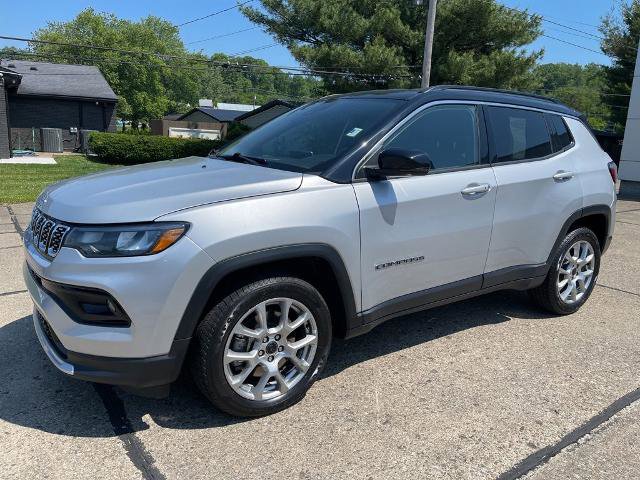 Used 2025 Jeep Compass Limited AWD/4WD image 3