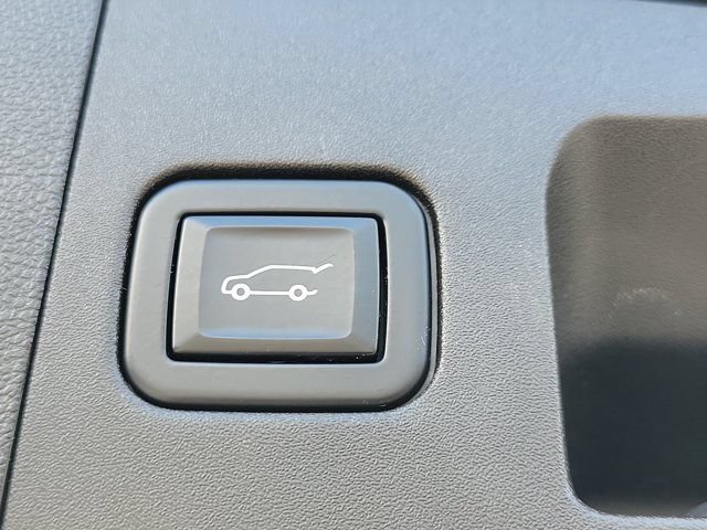 Used 2022 Cadillac XT4 Premium Luxury w/ Enhanced Visibility Package FWD image 11