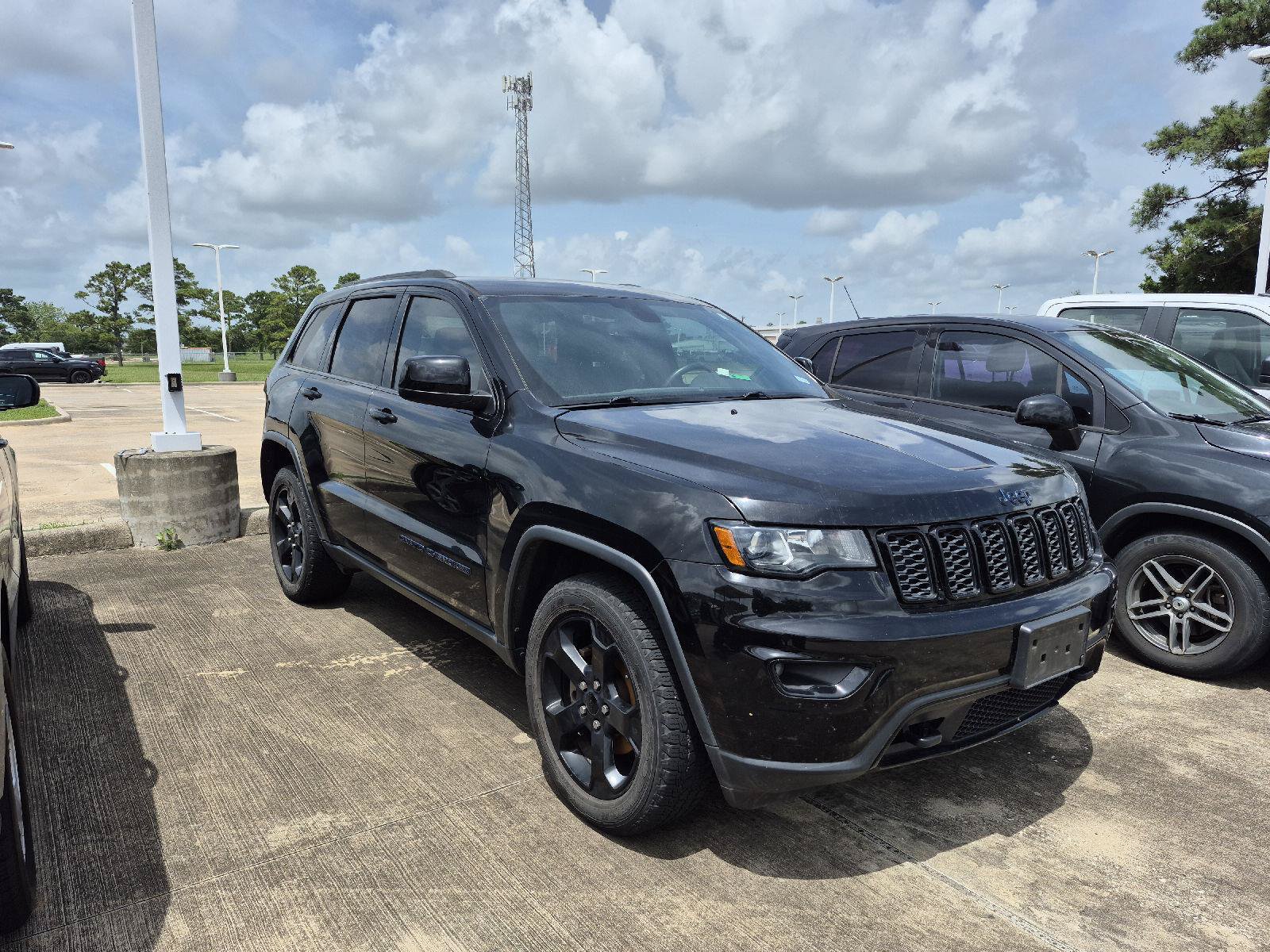 Used 2019 Jeep Grand Cherokee Laredo AWD/4WD image 2