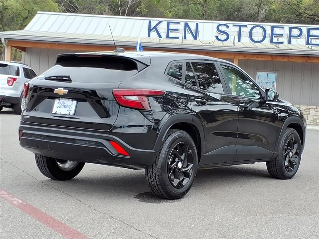 Used 2024 Chevrolet Trax LS w/ LS Convenience Package image 3