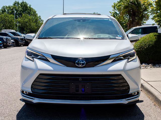 Used 2025 Toyota Sienna Platinum AWD/4WD image 2