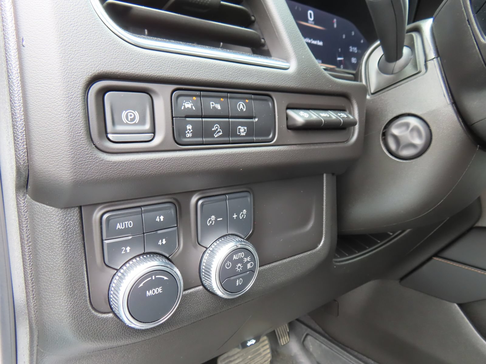 Used 2024 GMC Yukon XL AT4 w/ AT4 Premium Package AWD/4WD image 15