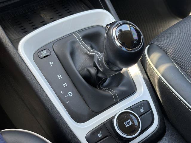Used 2024 Hyundai Venue Limited FWD image 23